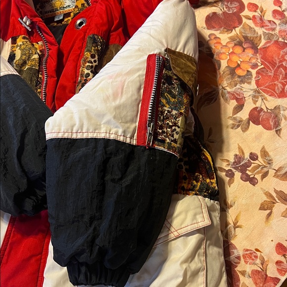 Stylish Red and White Women's Puffer Jacket - Picture 6 of 11